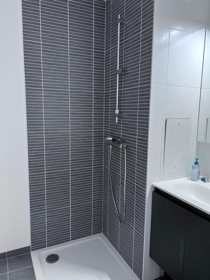 Chambre Individuelle Dans Un Appartement A 37 De Champs Elysees Сартрувиль Экстерьер фото