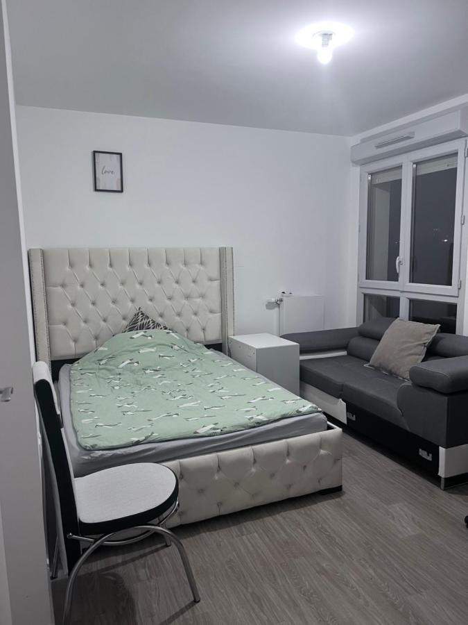 Chambre Individuelle Dans Un Appartement A 37 De Champs Elysees Сартрувиль Экстерьер фото